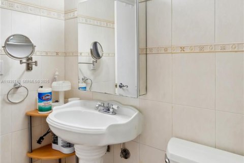 Condo in Hollywood, Florida, 2 bedrooms  № 1993867 - photo 20