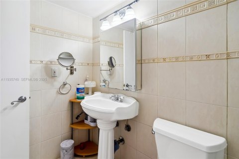Condo in Hollywood, Florida, 2 bedrooms  № 1993867 - photo 19