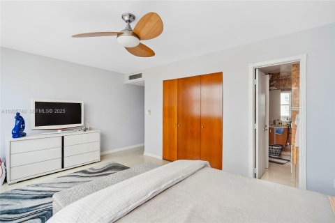 Condo in Hollywood, Florida, 2 bedrooms  № 1993867 - photo 27