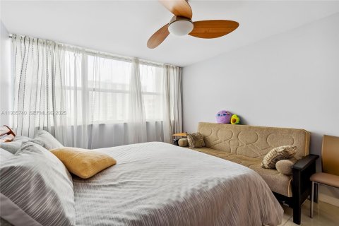 Condo in Hollywood, Florida, 2 bedrooms  № 1993867 - photo 17