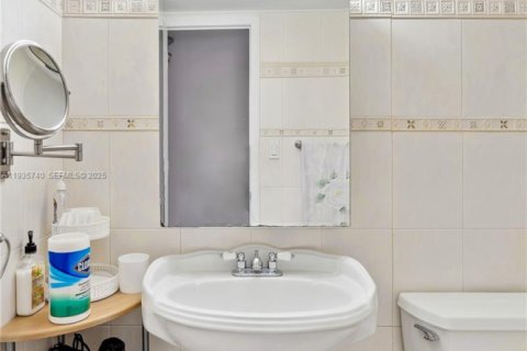 Condo in Hollywood, Florida, 2 bedrooms  № 1993867 - photo 22