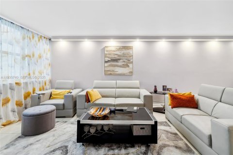 Condo in Hollywood, Florida, 2 bedrooms  № 1993867 - photo 12