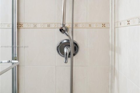 Condo in Hollywood, Florida, 2 bedrooms  № 1993867 - photo 21