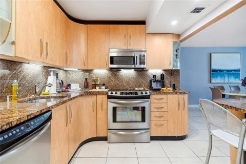 Condo in Hollywood, Florida, 2 bedrooms  № 1993867 - photo 2