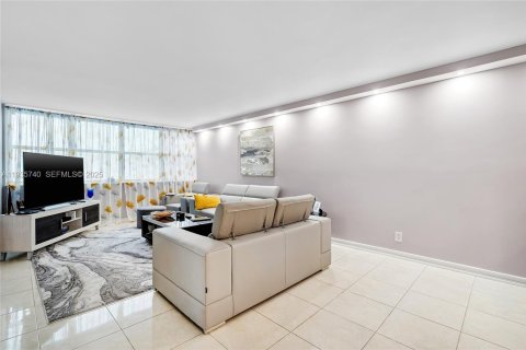 Condo in Hollywood, Florida, 2 bedrooms  № 1993867 - photo 14