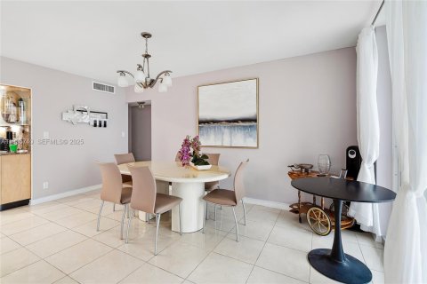 Condo in Hollywood, Florida, 2 bedrooms  № 1993867 - photo 9