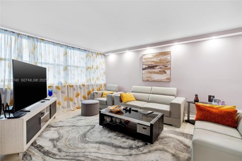 Condo in Hollywood, Florida, 2 bedrooms  № 1993867 - photo 10