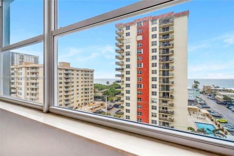 Condo in Hollywood, Florida, 2 bedrooms  № 1993867 - photo 16