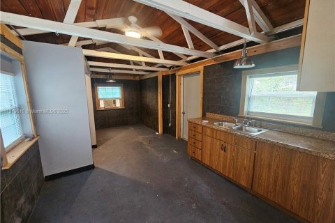 Купить коммерческую недвижимость в Лейк-Уэльс, Флорида № 2020968 - фото 12