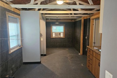 Купить коммерческую недвижимость в Лейк-Уэльс, Флорида № 2020968 - фото 10