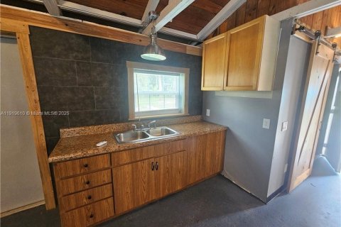 Купить коммерческую недвижимость в Лейк-Уэльс, Флорида № 2020968 - фото 13