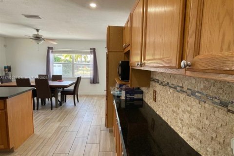 House in Coral Springs, Florida 4 bedrooms, 172.15 sq.m. № 1667441 - photo 10