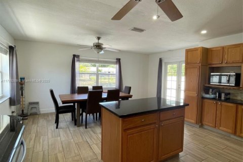 House in Coral Springs, Florida 4 bedrooms, 172.15 sq.m. № 1667441 - photo 13
