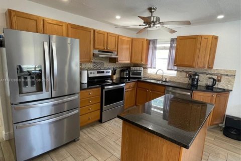 House in Coral Springs, Florida 4 bedrooms, 172.15 sq.m. № 1667441 - photo 12