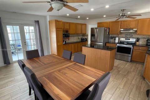 House in Coral Springs, Florida 4 bedrooms, 172.15 sq.m. № 1667441 - photo 14