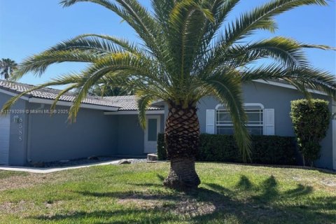 House in Coral Springs, Florida 4 bedrooms, 172.15 sq.m. № 1667441 - photo 1