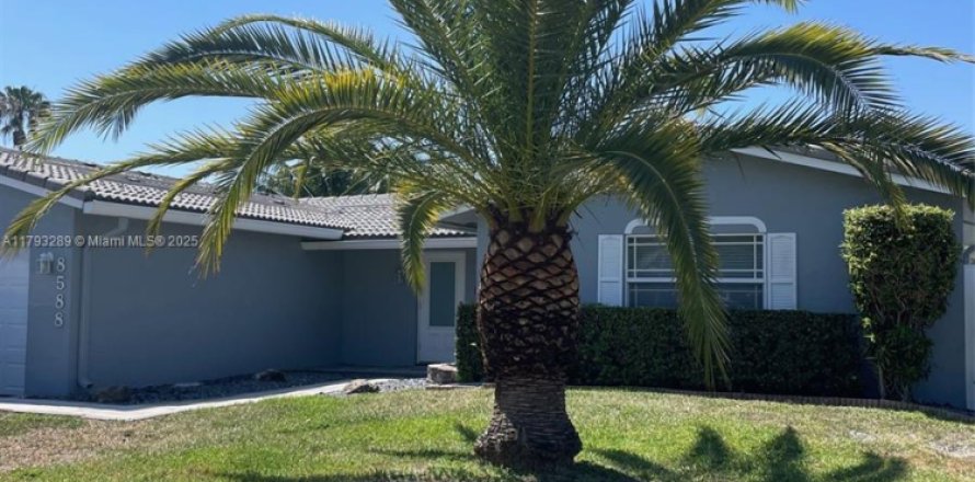 House in Coral Springs, Florida 4 bedrooms, 172.15 sq.m. № 1667441