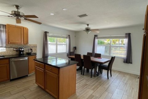 House in Coral Springs, Florida 4 bedrooms, 172.15 sq.m. № 1667441 - photo 11