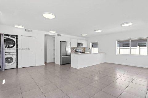 Villa ou maison à louer à Hallandale Beach, Floride: 2 chambres, 106.84 m2 № 1941636 - photo 4