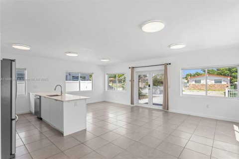 Villa ou maison à louer à Hallandale Beach, Floride: 2 chambres, 106.84 m2 № 1941636 - photo 6