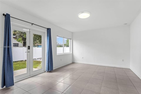 Villa ou maison à louer à Hallandale Beach, Floride: 2 chambres, 106.84 m2 № 1941636 - photo 11