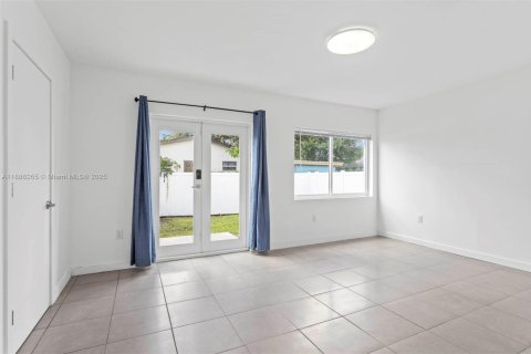 Villa ou maison à louer à Hallandale Beach, Floride: 2 chambres, 106.84 m2 № 1941636 - photo 10
