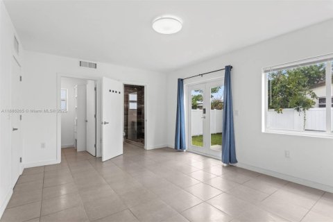 Villa ou maison à louer à Hallandale Beach, Floride: 2 chambres, 106.84 m2 № 1941636 - photo 12