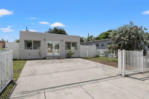 Villa ou maison à louer à Hallandale Beach, Floride: 2 chambres, 106.84 m2 № 1941636 - photo 2