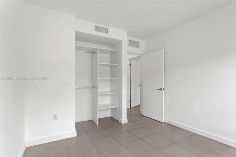Villa ou maison à louer à Hallandale Beach, Floride: 2 chambres, 106.84 m2 № 1941636 - photo 18
