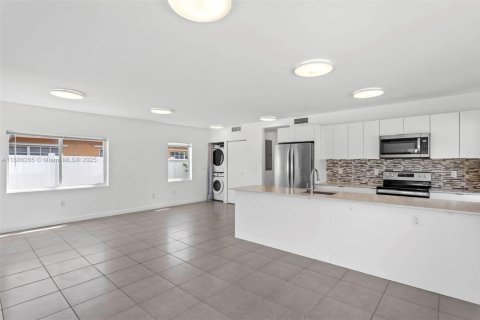 Villa ou maison à louer à Hallandale Beach, Floride: 2 chambres, 106.84 m2 № 1941636 - photo 9