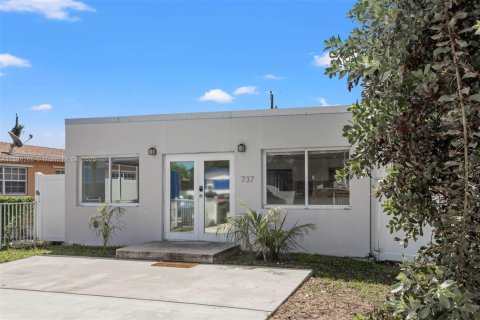 Villa ou maison à louer à Hallandale Beach, Floride: 2 chambres, 106.84 m2 № 1941636 - photo 1