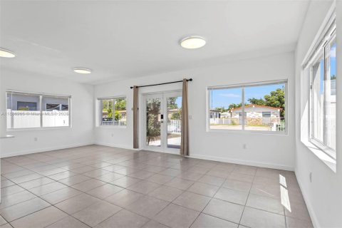 Villa ou maison à louer à Hallandale Beach, Floride: 2 chambres, 106.84 m2 № 1941636 - photo 3