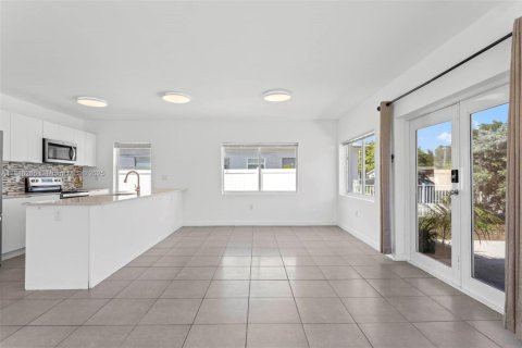 Villa ou maison à louer à Hallandale Beach, Floride: 2 chambres, 106.84 m2 № 1941636 - photo 5