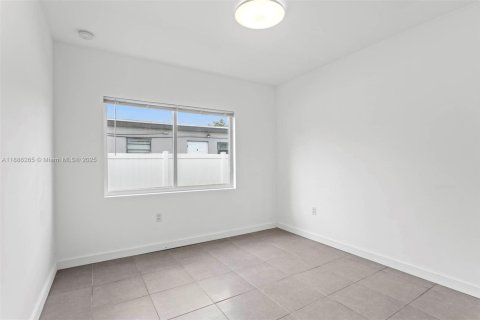 Villa ou maison à louer à Hallandale Beach, Floride: 2 chambres, 106.84 m2 № 1941636 - photo 17