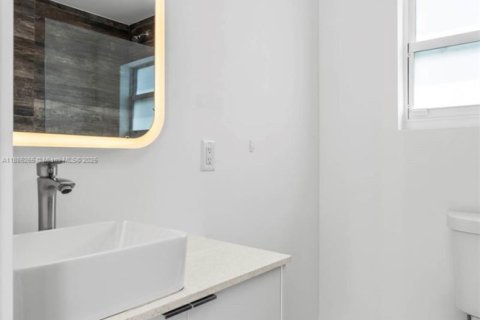 Villa ou maison à louer à Hallandale Beach, Floride: 2 chambres, 106.84 m2 № 1941636 - photo 15