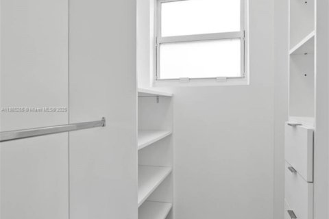 Villa ou maison à louer à Hallandale Beach, Floride: 2 chambres, 106.84 m2 № 1941636 - photo 16