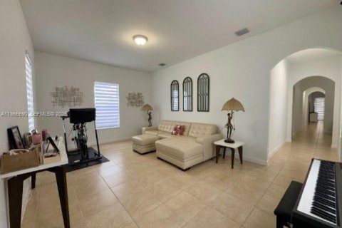 Villa ou maison à vendre à Miami, Floride: 3 chambres, 196.95 m2 № 2027206 - photo 2