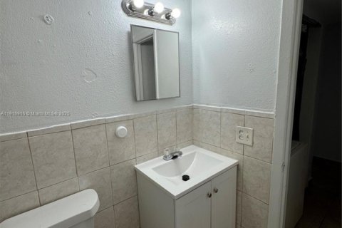 Villa ou maison à louer à Fort Lauderdale, Floride: 3 chambres, 179.12 m2 № 1973297 - photo 4