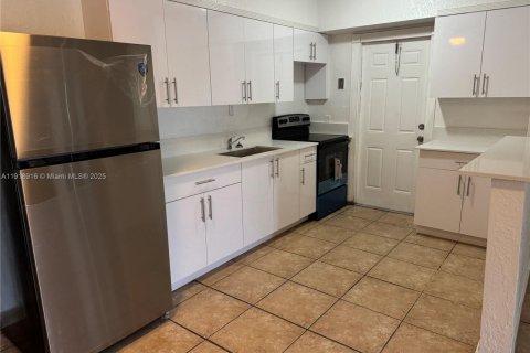 Villa ou maison à louer à Fort Lauderdale, Floride: 3 chambres, 179.12 m2 № 1973297 - photo 2