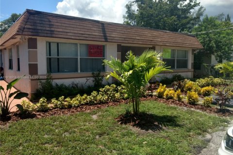 Villa ou maison à louer à Fort Lauderdale, Floride: 3 chambres, 179.12 m2 № 1973297 - photo 1