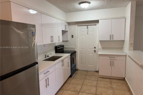 Villa ou maison à louer à Fort Lauderdale, Floride: 3 chambres, 179.12 m2 № 1973297 - photo 3