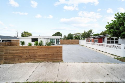 Casa en venta en Pompano Beach, Florida, 4 dormitorios, 119.94 m2 № 2062866 - foto 2