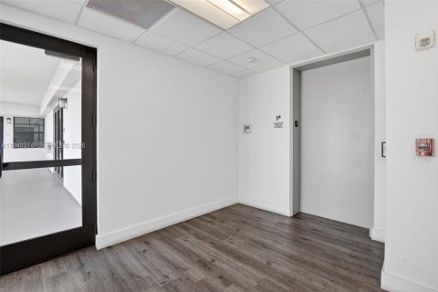 Condo in Davie, Florida, 1 bedroom  № 2000219 - photo 17