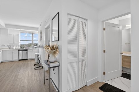 Condo in Davie, Florida, 1 bedroom  № 2000219 - photo 14