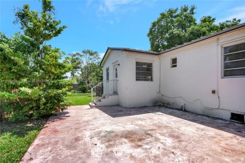 House in Miami, Florida 5 bedrooms, 209.12 sq.m. № 1875287 - photo 4