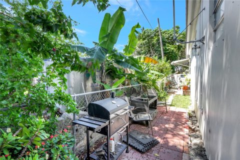 House in Miami, Florida 5 bedrooms, 209.12 sq.m. № 1875287 - photo 24