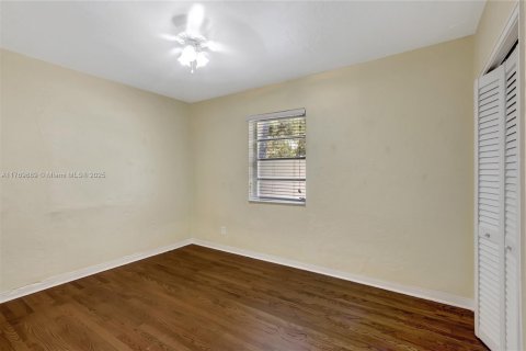 House in Miami, Florida 5 bedrooms, 209.12 sq.m. № 1875287 - photo 12