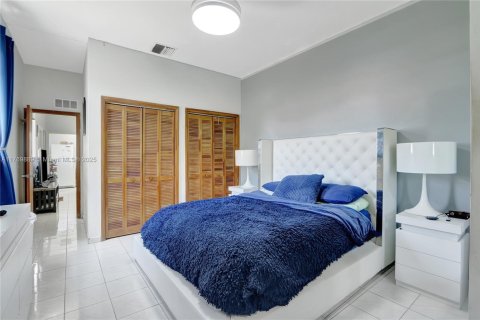 House in Miami, Florida 5 bedrooms, 209.12 sq.m. № 1875287 - photo 20