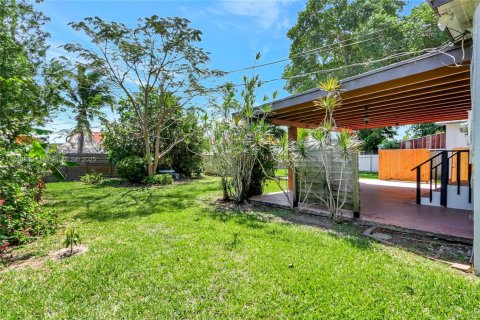 House in Miami, Florida 5 bedrooms, 209.12 sq.m. № 1875287 - photo 29