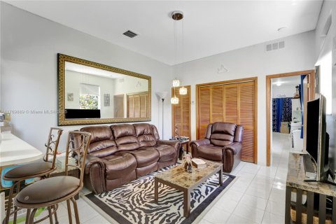 House in Miami, Florida 5 bedrooms, 209.12 sq.m. № 1875287 - photo 18